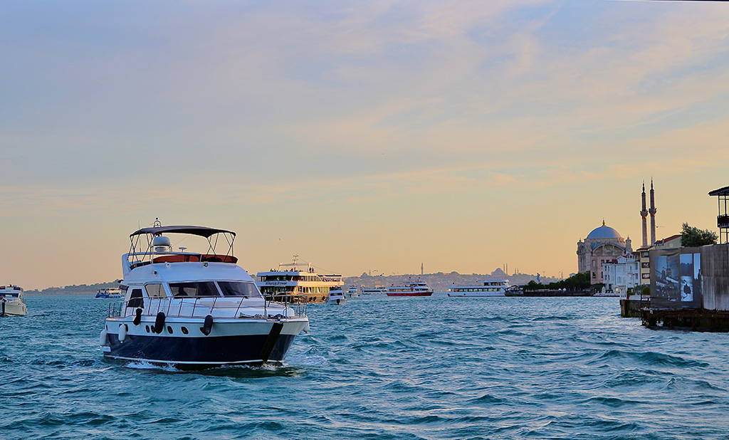 Luxury Sunset Yacht on The Bosphorus with Transfer and With Professional Tour Guide