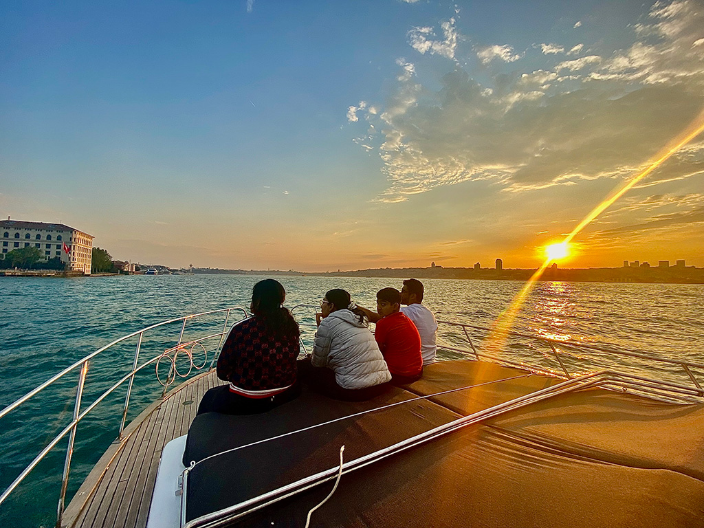 Luxury Sunset Yacht on The Bosphorus without Transfer and with Professional Tour Guide